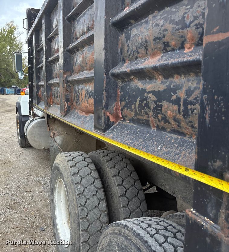 image for item EE4155 1991 Mack RD6886 dump truck