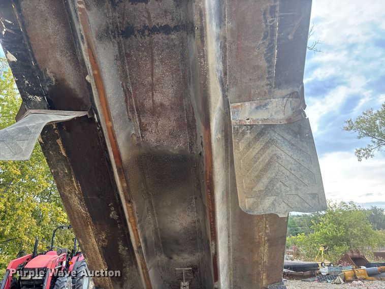 image for item EE4155 1991 Mack RD6886 dump truck