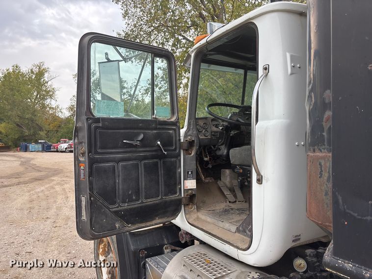 image for item EE4155 1991 Mack RD6886 dump truck