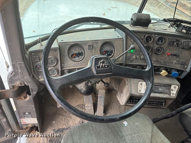 image for item EE4155 1991 Mack RD6886 dump truck