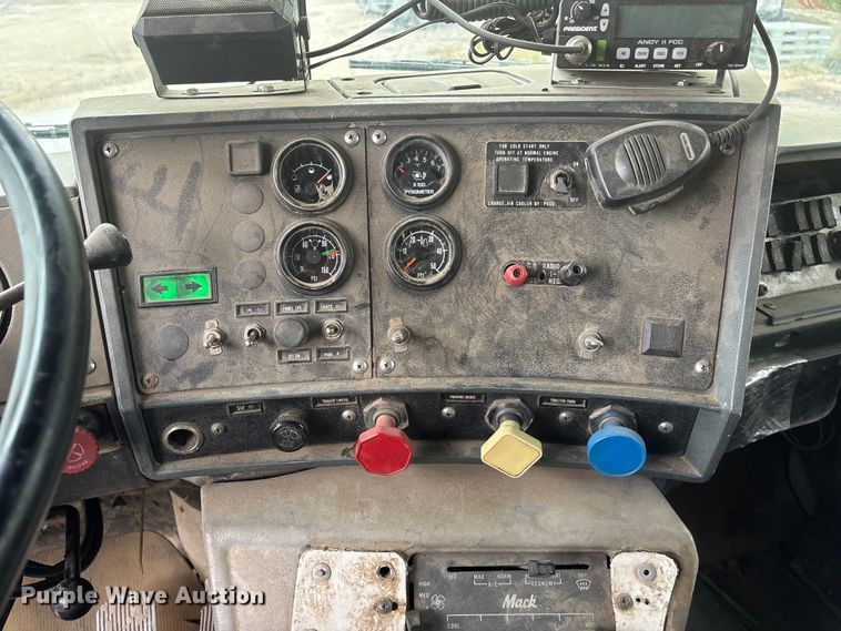 image for item EE4155 1991 Mack RD6886 dump truck