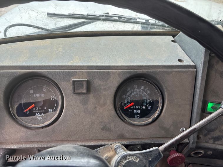 image for item EE4155 1991 Mack RD6886 dump truck