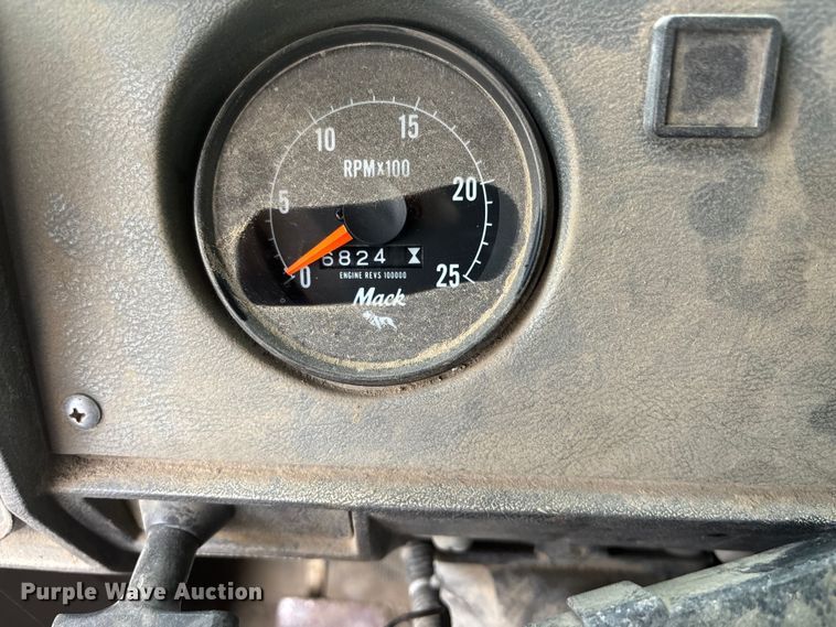 image for item EE4155 1991 Mack RD6886 dump truck