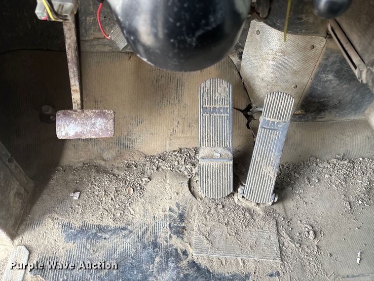 image for item EE4155 1991 Mack RD6886 dump truck