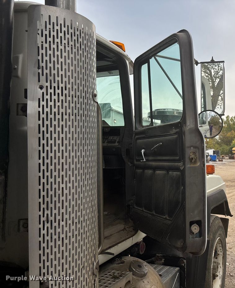 image for item EE4155 1991 Mack RD6886 dump truck