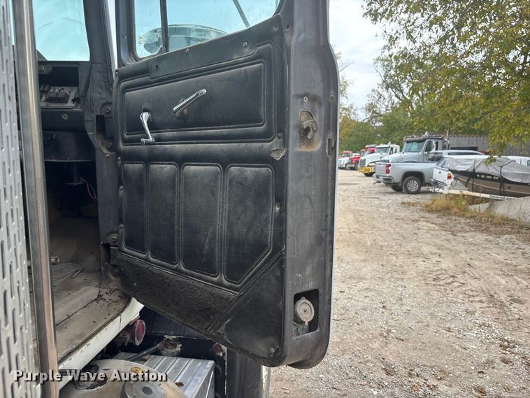 image for item EE4155 1991 Mack RD6886 dump truck