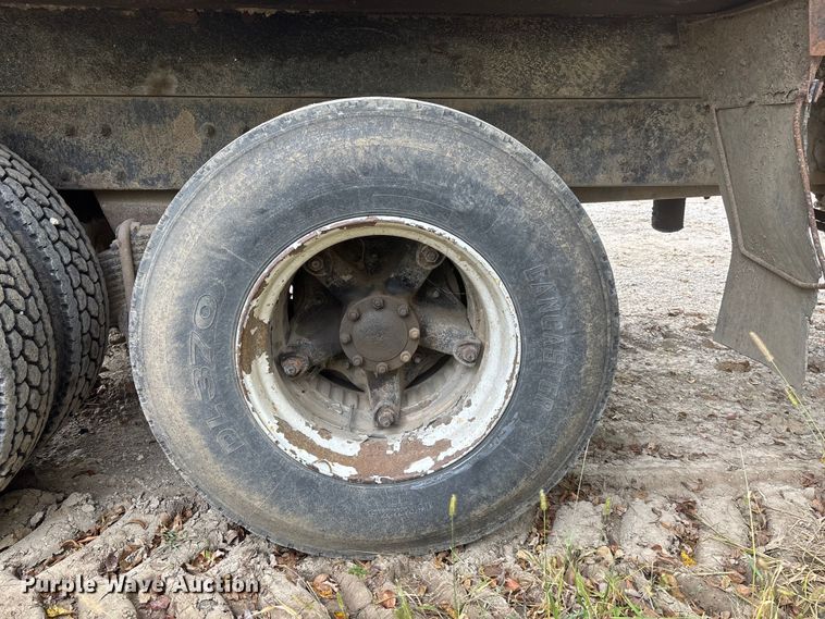 image for item EE4155 1991 Mack RD6886 dump truck