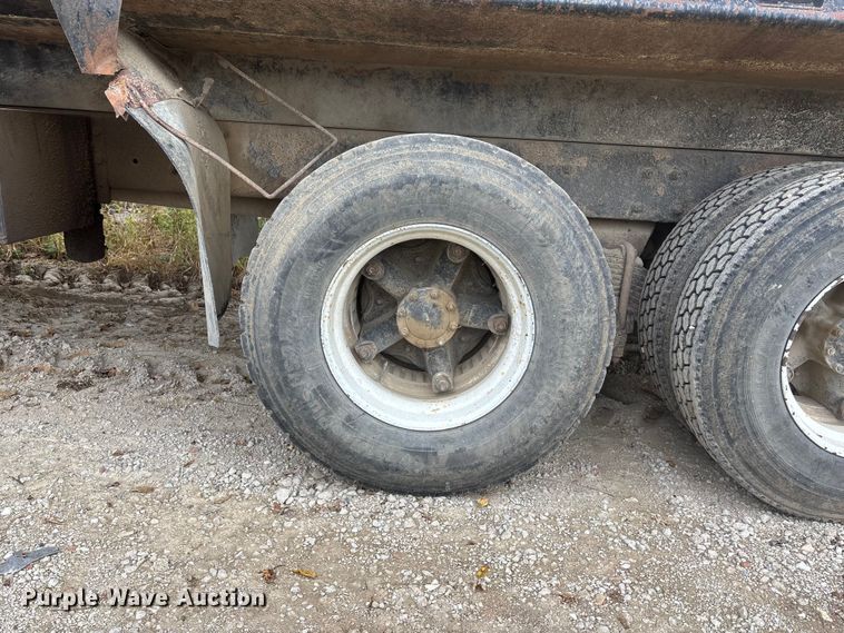 image for item EE4155 1991 Mack RD6886 dump truck