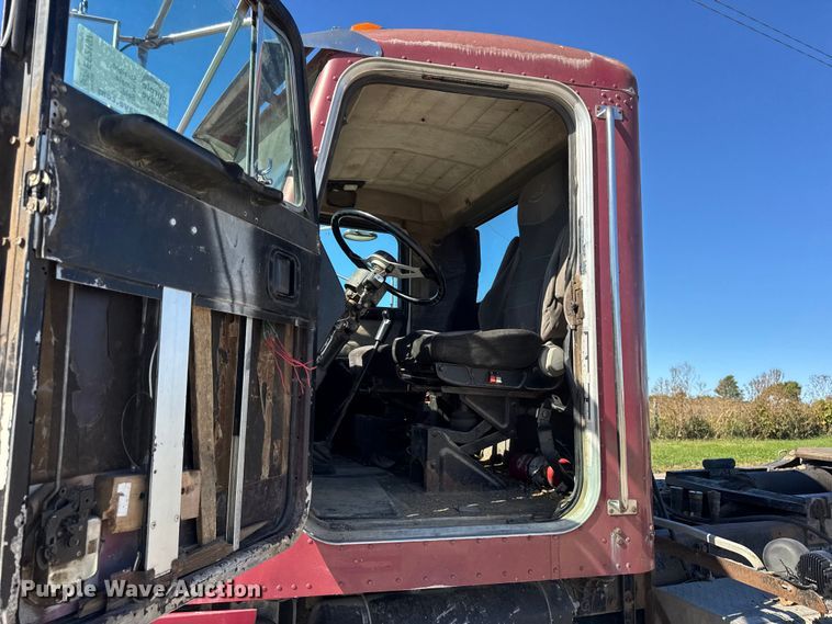 image for item EF2197 1996 Peterbilt 379 semi truck