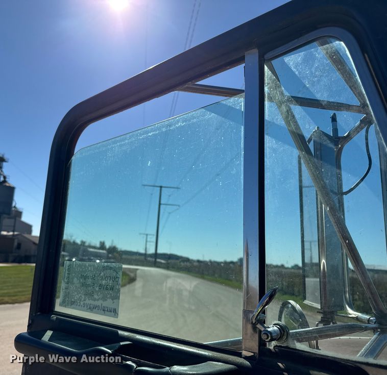 image for item EF2197 1996 Peterbilt 379 semi truck