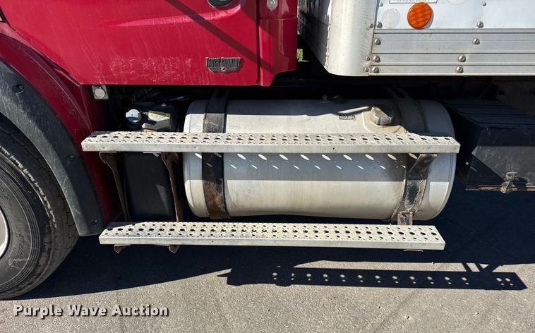 image for item EF2198 2013 Freightliner Business Class M2 box truck