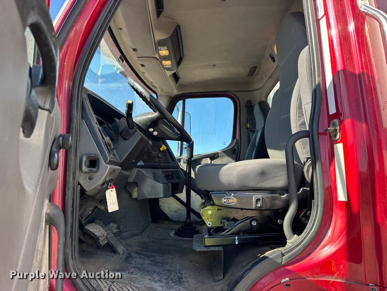 image for item EF2198 2013 Freightliner Business Class M2 box truck