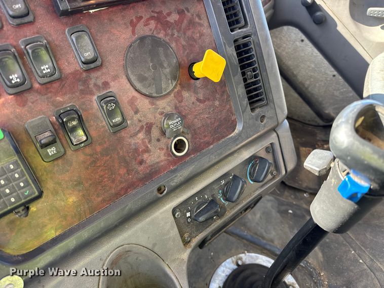 image for item EF2198 2013 Freightliner Business Class M2 box truck