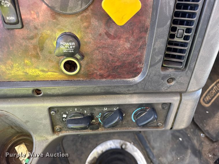 image for item EF2198 2013 Freightliner Business Class M2 box truck