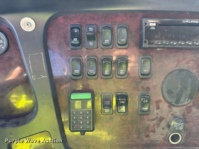 image for item EF2198 2013 Freightliner Business Class M2 box truck