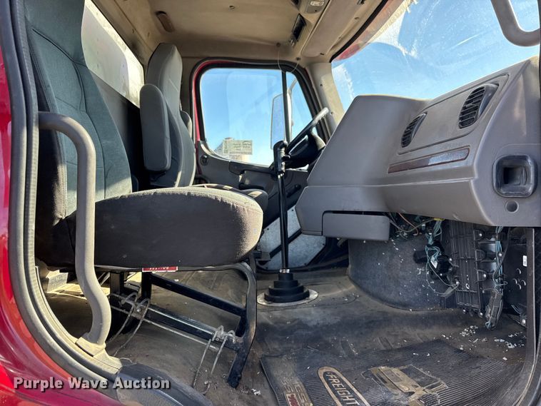 image for item EF2198 2013 Freightliner Business Class M2 box truck