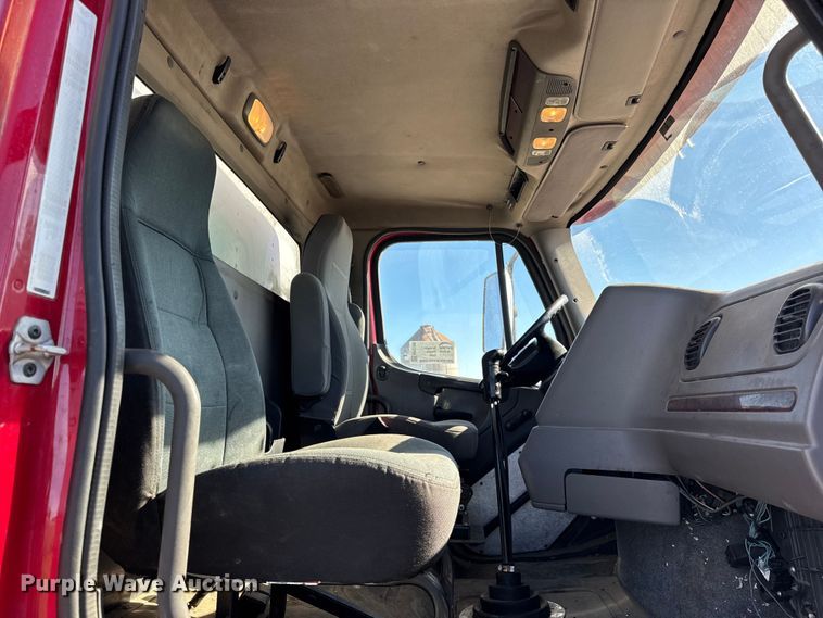 image for item EF2198 2013 Freightliner Business Class M2 box truck