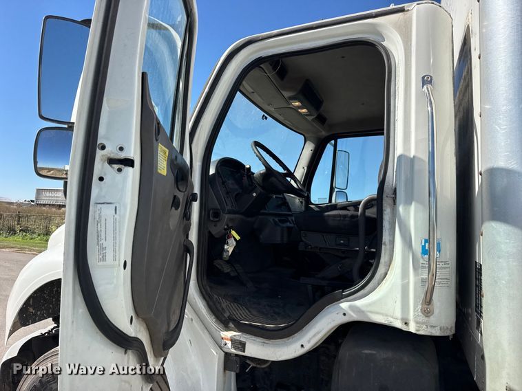 image for item EF2200 2016 Freightliner Business Class M2 box truck