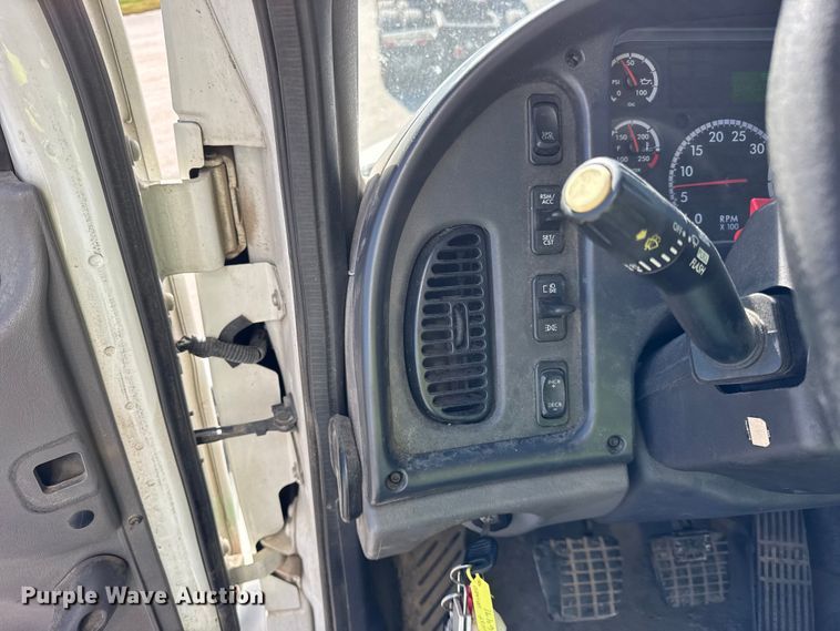 image for item EF2200 2016 Freightliner Business Class M2 box truck