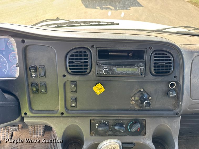 image for item EF2200 2016 Freightliner Business Class M2 box truck