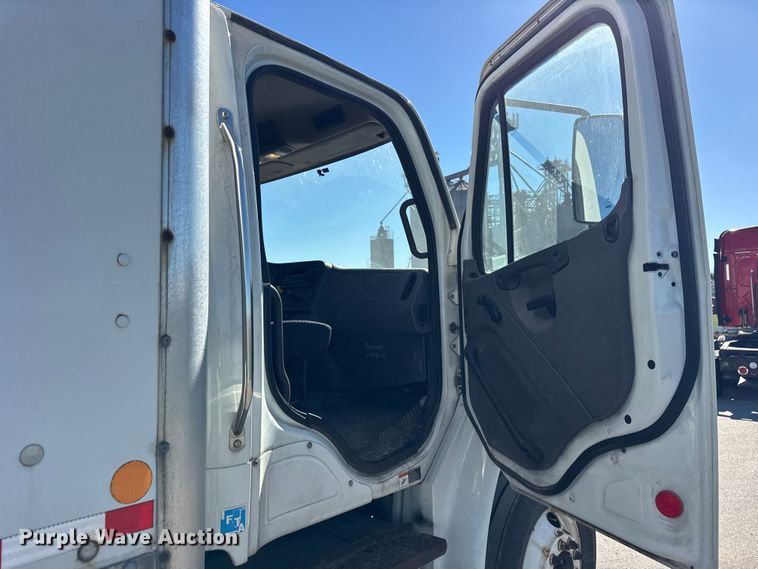 image for item EF2200 2016 Freightliner Business Class M2 box truck