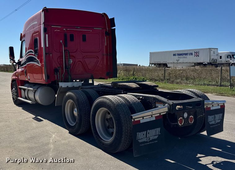 image for item EF2201 2016 Freightliner Cascadia 125 semi truck