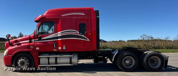 image for item EF2201 2016 Freightliner Cascadia 125 semi truck