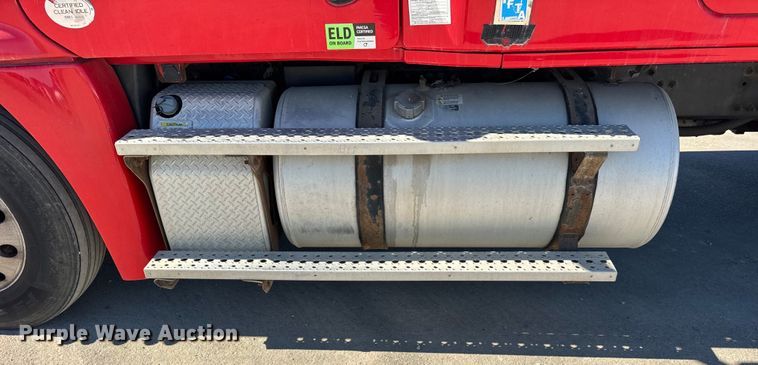 image for item EF2201 2016 Freightliner Cascadia 125 semi truck