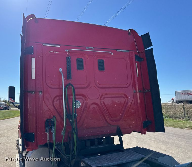 image for item EF2201 2016 Freightliner Cascadia 125 semi truck