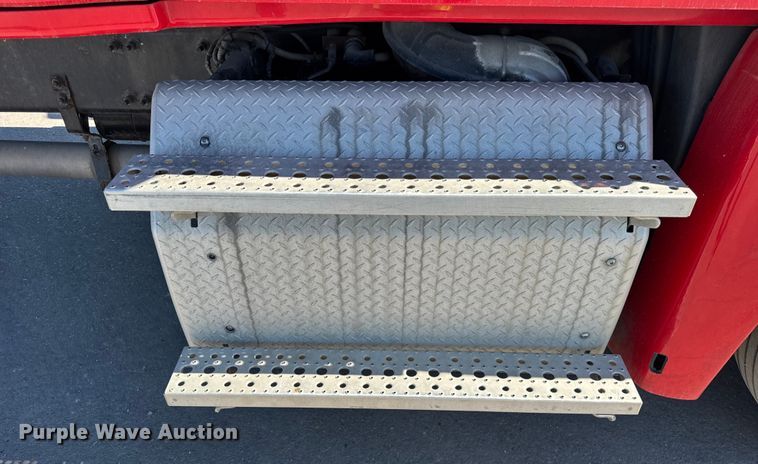 image for item EF2201 2016 Freightliner Cascadia 125 semi truck