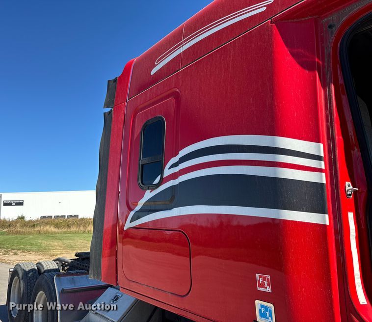 image for item EF2201 2016 Freightliner Cascadia 125 semi truck