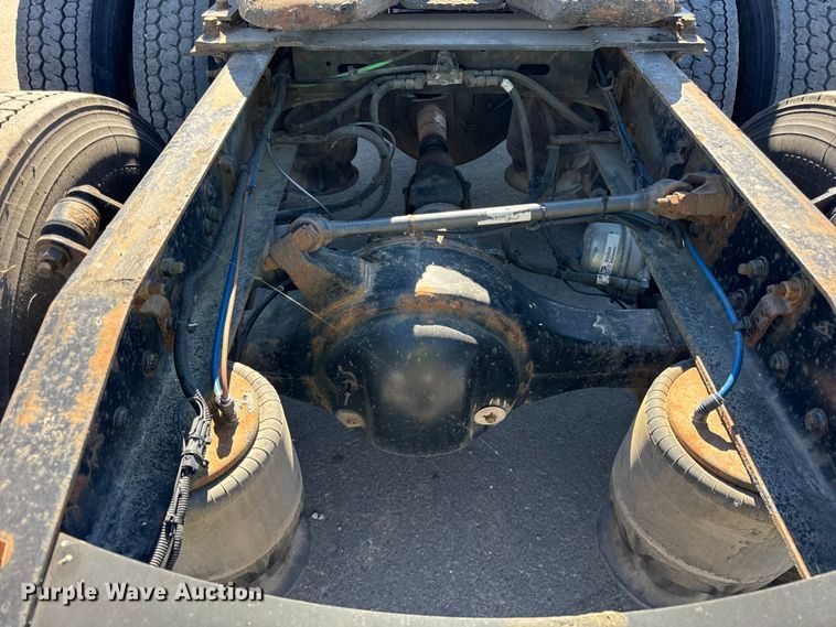 image for item EF2201 2016 Freightliner Cascadia 125 semi truck