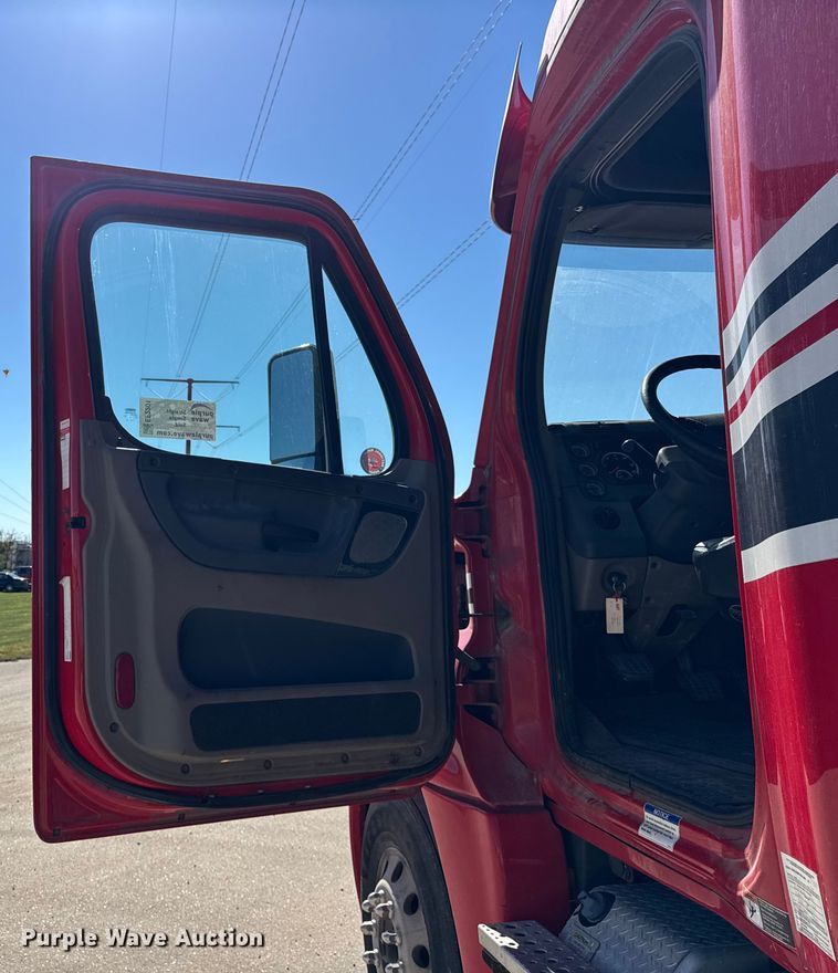 image for item EF2201 2016 Freightliner Cascadia 125 semi truck