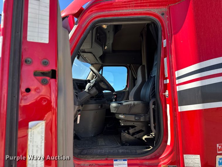 image for item EF2201 2016 Freightliner Cascadia 125 semi truck