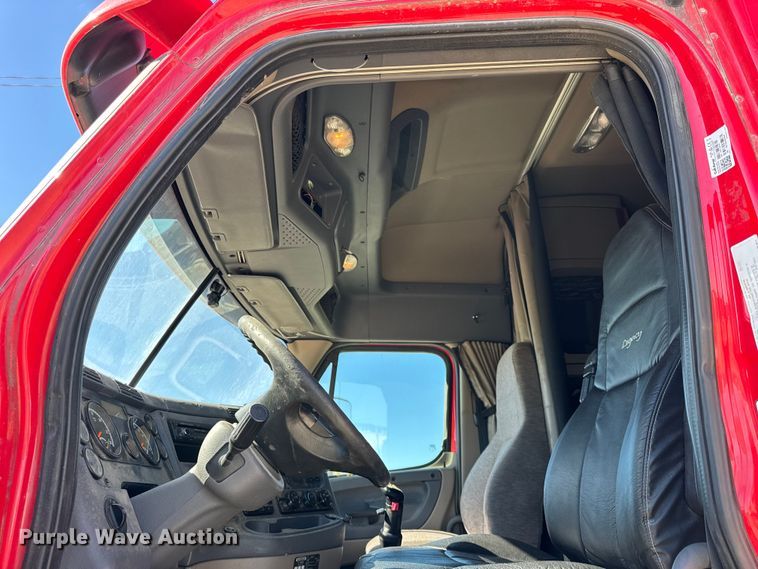 image for item EF2201 2016 Freightliner Cascadia 125 semi truck