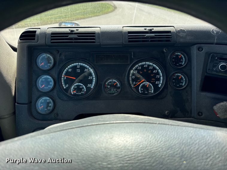 image for item EF2201 2016 Freightliner Cascadia 125 semi truck