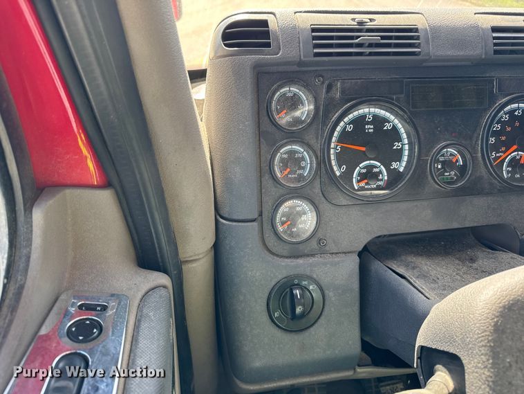 image for item EF2201 2016 Freightliner Cascadia 125 semi truck