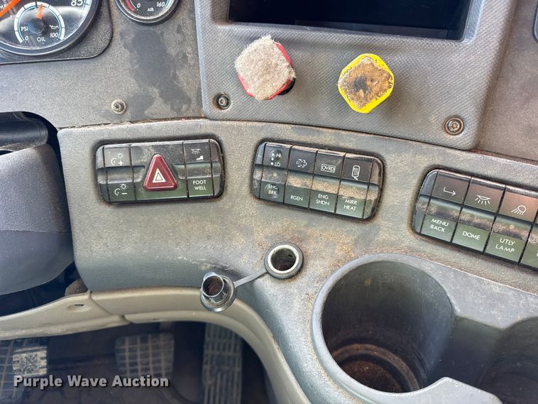 image for item EF2201 2016 Freightliner Cascadia 125 semi truck