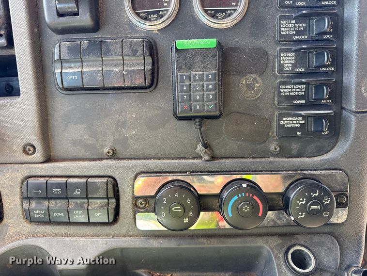 image for item EF2201 2016 Freightliner Cascadia 125 semi truck