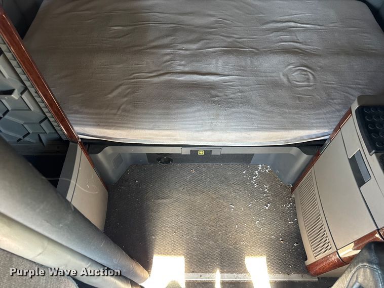 image for item EF2201 2016 Freightliner Cascadia 125 semi truck