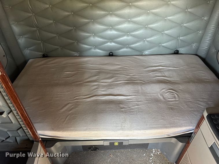 image for item EF2201 2016 Freightliner Cascadia 125 semi truck