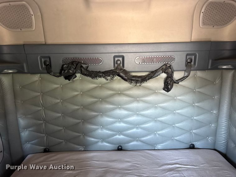 image for item EF2201 2016 Freightliner Cascadia 125 semi truck