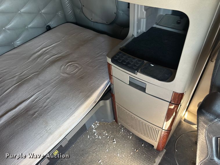 image for item EF2201 2016 Freightliner Cascadia 125 semi truck