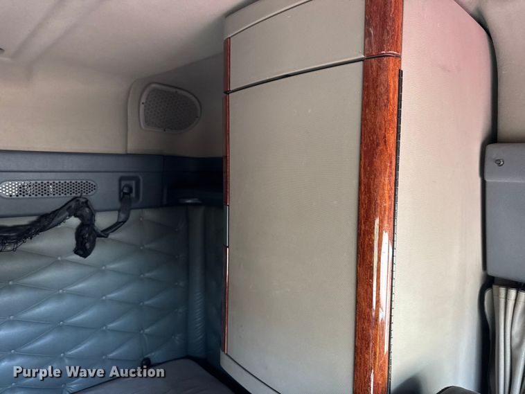 image for item EF2201 2016 Freightliner Cascadia 125 semi truck