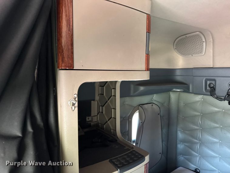 image for item EF2201 2016 Freightliner Cascadia 125 semi truck