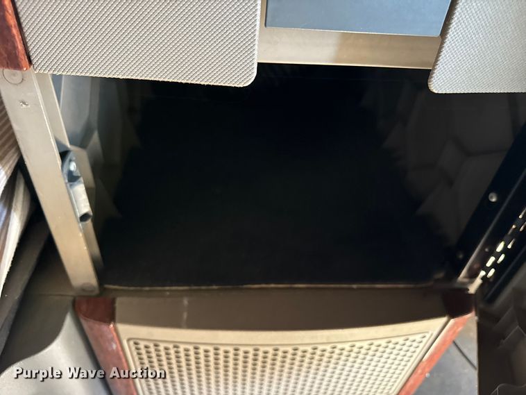 image for item EF2201 2016 Freightliner Cascadia 125 semi truck