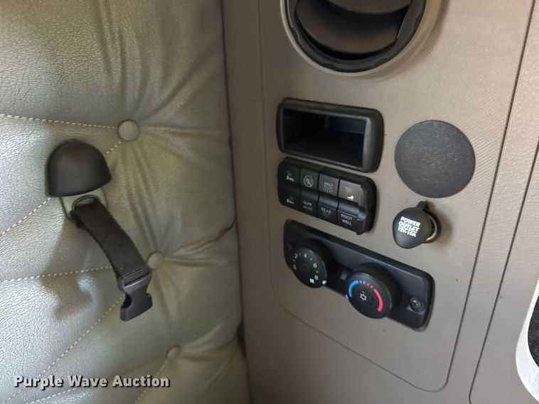 image for item EF2201 2016 Freightliner Cascadia 125 semi truck