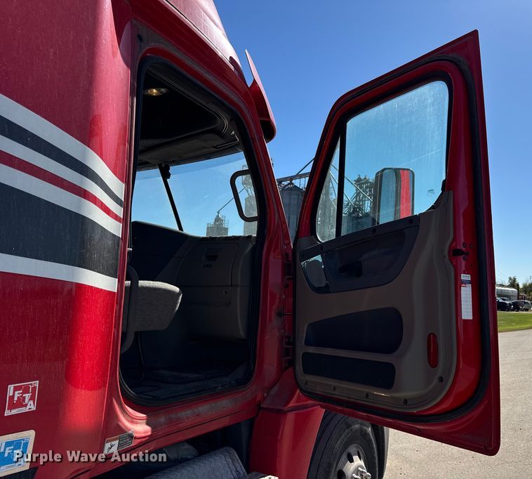 image for item EF2201 2016 Freightliner Cascadia 125 semi truck