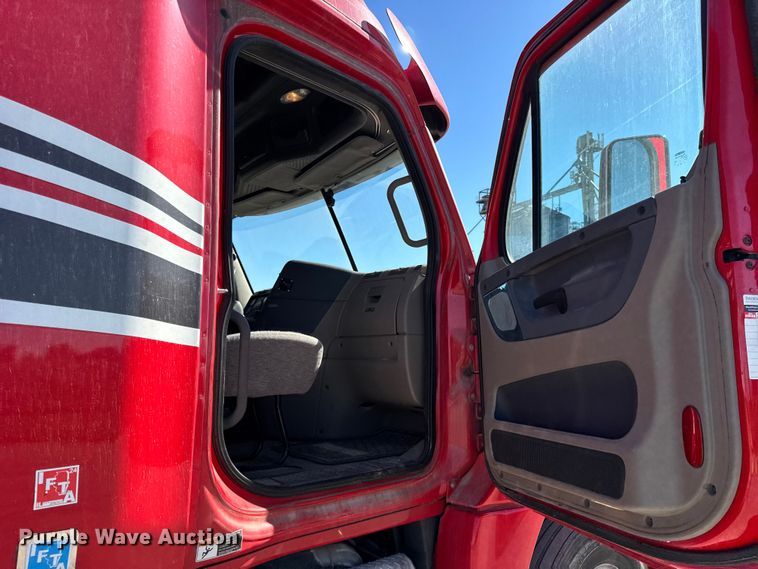 image for item EF2201 2016 Freightliner Cascadia 125 semi truck