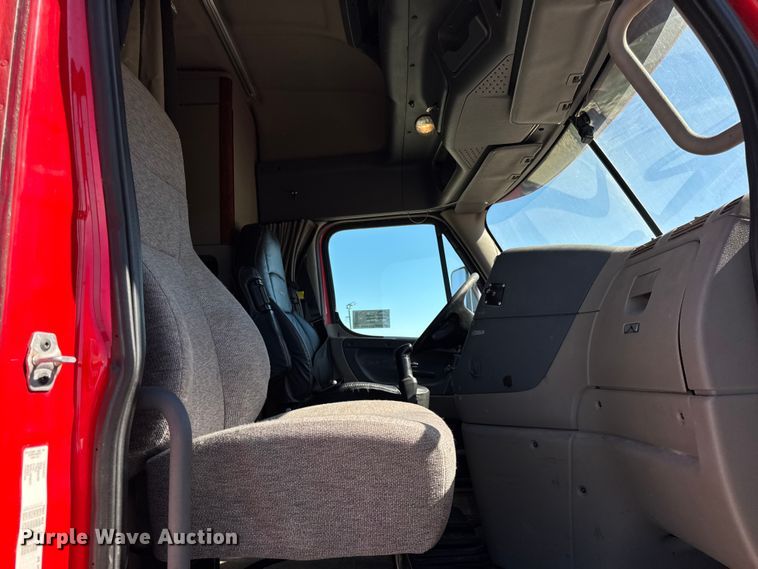 image for item EF2201 2016 Freightliner Cascadia 125 semi truck